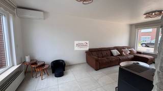 Cette charmante maison familiale est située dans un quartier résidentiel calme et offre un agencement pratique.
En entrant, vous arrivez dans un hall d'entrée avec un vestiaire séparé. À droite se trouve le spacieux salon, tandis qu'à gauche, vous trouverez l'escalier menant au premier étage et des toilettes pour invités. Depuis le salon, vous accédez à la cuisine entièrement équipée. À côté se trouve une véranda agréable offrant suffisamment de place pour une table à manger. Depuis la véranda, vous accédez directement au garage, qui est équipé de branchements pour une machine à laver et un sèche-linge.
Au premier étage se trouvent trois chambres à coucher spacieuses et une salle de bains équipée d'une douche, d'un lavabo et de toilettes.
Le jardin orienté à l'est vous permet de profiter chaque matin des premiers rayons du soleil.
Malgré la rénovation de l'ensemble de la maison effectuée en 2019, celle-ci est tout de même soumise à des travaux de rénovation. Ces travaux peuvent être en grande partie résolus par l'isolation du toit.
EPC-E.