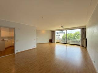 Ontdek dit lichtrijke appartement op een uitstekende ligging in het centrum van Sint-Kruis, pal naast de kerk en omgeven door groen en een leuk parkje. Dankzij de centrale locatie bevinden winkels, openbaar vervoer, scholen en alle dagelijkse voorzieningen zich op wandelafstand. Bovendien bereik je het centrum van Brugge vlot met de fiets, wat deze ligging bijzonder praktisch en gegeerd maakt. <br />Het appartement geniet van een mooie natuurlijke lichtinval en biedt een aangename leefruimte met half-open keuken. Met drie slaapkamers is er voldoende ruimte voor gezinnen, thuiswerk of extra bergruimte. Daarnaast beschikt het appartement over een kelderberging en een ondergrondse autostaanplaats, wat altijd praktisch is en extra comfort biedt. Een interessante opportuniteit voor wie ruim en centraal wil wonen nabij centrum Brugge.<br /><br /><span>2de Verdieping (129m2):</span><br />Inkomhal (6,5m2) - lichtrijke living (38m2) met aansluitend balkon (2,6m2) - half-open keuken (11m2) ingericht met oven, keramische kookplaat, dampkap, kasten en werkblad in composiet - berging (3m2) met aansluiting wasmachine - nachthal (4,5m2) met toilet + lavabo - 3 slaapkamers (12,2m2, 12,2m2, 17,2m2) - badkamer (6,2m2) met ligbad/douche, spiegel en twee lavabo's<br /><br />Autostaanplaats (nr. 21) - private kelderberging (nr. 18)<br /><br /><span>Algemeen:</span><br />- zeer centraal gelegen<br />- op wandelafstand van de winkels, de school, openbaar vervoer, ...<br />- omgeven door groen en een leuk parkje<br />- op fietsafstand van Brugge en op 15min van de E40<br />- gemeenschappelijke kosten: € 296/m (incl. verwarming, verzekering, syndicus...)<br />- de autostaanpaats is verhuurd aan € 65/m (vooropzeg = 1 maand)<br />- nieuwe CV-ketel (2025)<br />- Sted. inlichtingen: in aanvraag<br /><br /><br /><span>Dit zoekertje omvat enkele AI-gegenereerde visualisaties</span>
