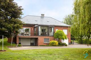 Bent u op zoek naar rustig wonen midden in het groen, met achteraan een adembenemend uitzicht over weides? Dan is deze charmante open...