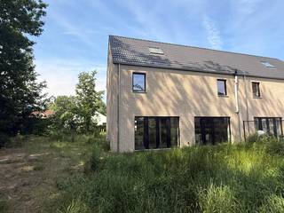 Energiezuinige, instapklare nieuwbouwwoning op 1.120 m² grond op aangename ligging in Schoten. <br /><br /><u><strong>Indeling van de woning:</strong></u><br /><u>Gelijkvloers: +/- 73.5 m².</u><br />Inkomhal met afzonderlijk toilet en trap naar de bovenliggende verdiepingen.<br />Grote berging.<br />Living met grote ramen uitgevend op de tuin<br />Open keuken<br />Tuin. <br /><u>Eerste verdieping: +/- 73.5 m².</u><br />Nachthal met vaste trap naar de zolder.<br />Slaapkamer 1 met mogelijkheid tot dressing.<br />Slaapkamer 2.<br />Slaapkamer 3.<br />Badkamer 1 met wastafel met meubel en ligbad.<br />Badkamer 2 met wastafel met meubel en inloopdouche (ensuite aan de masterbedroom).<br />Afzonderlijk toilet.<br /><u>Tweede verdieping: +/- 40 m². </u><br />Deze verdieping kan ingericht worden als extra slaapkamer, bureel of multifunctionele ruimte.<br /><br />De woning wordt verkocht deels onder registratie en deels onder BTW. Grondwaarde onder 12% registratie en bouwwaarde onder 21% BTW.<br />Plan beschikbaar op aanvraag.<br /> 