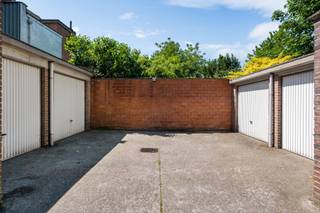 <p>Ben je op zoek naar een<span> </span><strong>interessante vastgoedinvestering</strong><span> </span>op een<span> </span><strong>toplocatie in Deurne</strong>? Dan is dit statische gebouw op de Boterlaarbaan misschien precies wat jij zoekt! Dit veelzijdige pand biedt alles wat een slimme investeerder nodig heeft:<span> </span><strong>drie ruime appartementen</strong>, een<span> </span><strong>handelsgelijkvloers met uitstekende visibiliteit</strong><span> </span>en<span> </span><strong>vier garageboxen</strong>.</p>
<p><strong>Waarom is dit pand een echte opportuniteit?</strong></p>
<p><strong>-Uitzonderlijk centrale ligging</strong>: gelegen op een strategische verbindingsbaan met winkels, horeca en openbaar vervoer binnen handbereik.</p>
<p>-<strong>Zeker huurrendement</strong>: de combinatie van residentiële en commerciële eenheden maakt dit pand ideaal voor wie op zoek is naar stabiele en diverse huurinkomsten.</p>
<p>-<strong>Handige autostaanplaatsen en garageboxen</strong>: zowel voor bewoners, klanten als investeerders een grote meerwaarde in deze buurt.</p>
<p>-<strong>Veelzijdige mogelijkheden</strong></p>
<p>Ben jij klaar om te investeren in een gebouw met toekomst?<br /><strong>Aarzel dan niet!</strong><span> </span>Neem snel contact op en ontdek alle troeven tijdens een bezoek: info@jamar.immo of 03 435 31 33<br /><br />Vg, Gmo, Gvkr, Wg, Gvv, geen overstromingsgevoeliggebied</p>