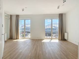 <p>Ce lumineux appartement deux chambres bénéficie d'un emplacement de premier choix à Malines, à distance de marche des commerces, de l'horeca, des transports en commun et de tout ce que le centre-ville a à offrir. Grâce à son agencement agréable et à sa luminosité généreuse, vous profitez ici d'un cadre de vie confortable et chaleureux. Le vaste séjour constitue le cœur de l'appartement et communique avec la cuisine ouverte. Il en résulte un espace agréable et ouvert où cuisiner, se détendre et se retrouver vont naturellement de pair. Depuis le séjour, vous accédez à la terrasse, un endroit agréable pour profiter de l'extérieur. L'une des deux chambres donne également un accès direct à la terrasse. L'appartement compte deux chambres, vous offrant ainsi, en plus d'une chambre principale confortable, la possibilité d'aménager une deuxième chambre, un bureau ou un espace de loisirs. On y trouve également une salle de bains et un WC séparé. Une cave privative constitue un atout supplémentaire, offrant un espace de rangement pratique pour, par exemple, les objets saisonniers, les vélos ou tout ce que vous préférez garder hors de vue. L'emplacement de parking spacieux représente un avantage considérable à cet emplacement central de Malines. L'emplacement de parking et la cave sont à louer obligatoirement en supplément, pour un montant de 125 € par mois. Le loyer mensuel de l'appartement s'élève à 1.095 €. À cela s'ajoutent 50 € de charges communes par mois. Toutes les consommations sont individuelles. Vous profitez ainsi d'un cadre de vie calme et confortable, tout en bénéficiant d'une situation centrale, avec la ville littéralement à portée de main. Commerces, restaurants, services et transports en commun sont facilement accessibles à pied. Si vous recherchez un appartement deux chambres avec terrasse, cave et emplacement de parking dans un emplacement de premier choix à Malines, ce bien constitue une opportunité intéressante. Demandez rapidement votre visite via www.living-stone.be !</p>