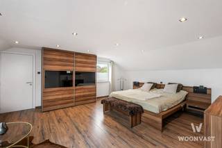 <p>In de rustige Klaverbeekstraat 13 in Waasmunster vindt u deze ruime en energiezuinige gezinswoning waar comfort, ruimte en buitenleven perfect samenkomen.</p><p>Met 325 m² bewoonbare oppervlakte, een perceel van 891 m², 5 slaapkamers en 2 badkamers biedt deze woning alle ruimte voor grote gezinnen, nieuw samengestelde gezinnen, thuiswerkers of wie graag extra comfort wenst. Dankzij slaapkamers en badkamers zowel op het gelijkvloers als op de verdieping is de indeling bovendien bijzonder praktisch en toekomstgericht.</p><p>De tuin vormt een echte verlenging van de woning. Hier geniet u van een verwarmd zwembad op aquapanelen, een sfeervolle buitenkeuken en een ruime overkapping met screens. Ideaal voor lange zomeravonden, etentjes met vrienden en een dagelijks vakantiegevoel in eigen tuin.</p><p>Ook energetisch scoort deze woning sterk dankzij EPC-label A, 32 zonnepanelen, warmtepomp en airco’s. Daarnaast beschikt de woning over een infraroodcabine voor 3 personen, een grote garage met extra bergruimte en een kruipkelder als bouwtechnische troef.</p><p>De ligging is rustig en kindvriendelijk, met een vlotte verbinding richting Gent, Antwerpen en Sint-Niklaas.</p><p>Een woning waar ruimte, comfort en energiezuinig wonen hand in hand gaan.</p><p>De woning wordt op de markt gebracht met een instelprijs van € 669.000</p><p>Benieuwd naar deze ruimte gezinswoning?</p><p>Contacteer mij voor meer info of een bezoek.</p><p>0493 72 43 26</p><p>alexander@woonvast.be</p><p>www.woonvast.be</p>