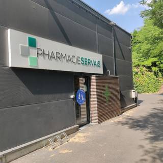 Beautiful commercial space with high visibility for rent located in Vivier d'Oie, along a busy road linking Waterloo to the centre of Brussels.Brands...