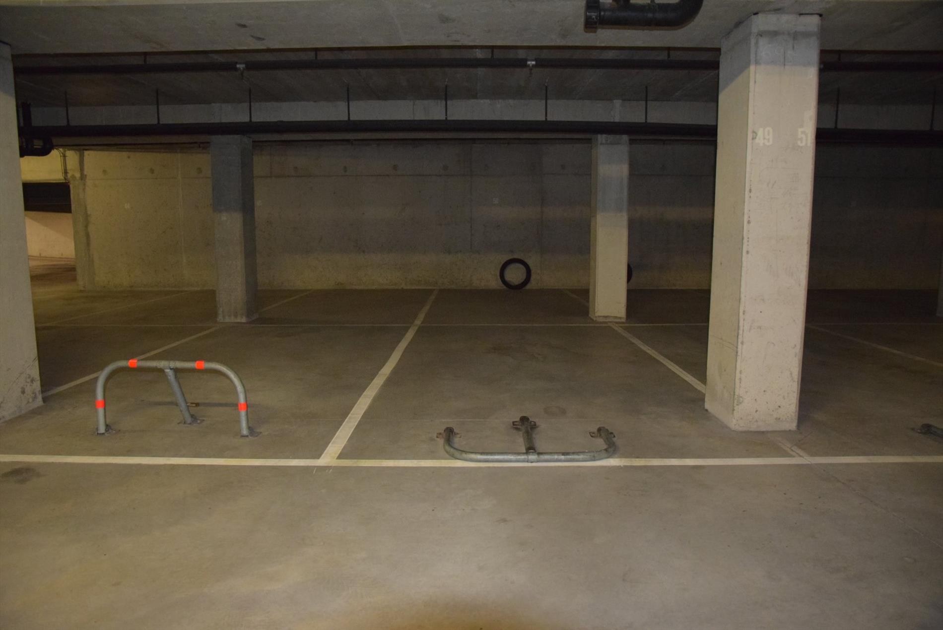 DUBBELE PARKEERPLAATS 45 &amp; 46 TE KOOP ONDER DE RESIDENTIES "ALEXANDRA + WESTHINDER + ZUIDHINDER" GELEGEN OP DE LEOPOLD I ESPLANADE TE DE PANNE - foto 4