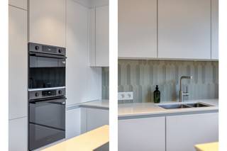 U betreedt de woning via de ruime inkomhal met ingemaakte kasten, een gastentoilet en een berging. Deze hal geeft eveneens toegang tot de...