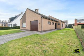 Ontdek deze charmante open bebouwing in een groene, residentiële buurt van Wondelgem — een fantastische kans voor wie op zoek is naar ruimte, rust én potentieel. Dit instapklare huis staat op een royaal perceel van 644 m² en biedt een comfortabele bewoonbare oppervlakte van 150 m². De ligging in de Gaversstraat combineert het beste van twee werelden: rustig wonen met een uitstekende bereikbaarheid dankzij de nabijheid van winkels, scholen, openbaar vervoer en de vlotte verbinding naar Gent.<br /><br />Bij het binnenkomen ervaar je meteen de aangename sfeer van de woning. De inkomhal met apart toilet leidt je naar de gezellige en lichtrijke woonkamer, die door de grote raampartijen baadt in het natuurlijke licht. De aansluitende keuken en net afgewerkte badkamer zorgen voor optimaal wooncomfort. Daarnaast beschikt het gelijkvloers over drie slaapkamers, ideaal als gezinswoning. Een handige berging en een garage maken het plaatje compleet.<br /><br />Bovenaan wacht een enorme zolderruimte die mits aanpassingen tal van mogelijkheden biedt. Denk aan extra slaapkamers, een atelier, een speelkamer of een ontspanningsruimte — een echte troef voor wie droomt van extra leefruimte op maat.<br />