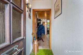 Deze rijwoning met een bewoonbare oppervlakte van <strong>122 m² </strong>op een perceel van <strong>114 m² </strong>biedt heel wat mogelijkheden om er jouw droomwoning van te maken. Gelegen nabij het <strong>centrum van Avelgem</strong>, op wandelafstand van winkels, scholen en openbaar vervoer.<br /><br /><strong>Indeling</strong><br /><br />Je betreedt de woning via de inkomhal die doorloopt naar de <strong>leefruimte</strong>. Aansluitend vind je de keuken met toegang tot de badkamer en een veranda die uitgeeft op de tuin met achteraan een uitweg. Op de eerste verdieping zijn er <strong>twee slaapkamers</strong> en via een vaste trap bereik je de <strong>zolder</strong>, die kan worden ingericht als <strong>derde slaapkamer</strong>. De woning beschikt bovendien over een garage, inbegrepen in de prijs.<br /><strong>Buitenruimte: </strong>achteraan is er een <strong>tuin </strong>met <strong>uitweg</strong>, een ideale basis om een gezellige buitenruimte te creëren.<br /><br />Troeven:
<ul>
	<li>Centrale ligging in Avelgem</li>
	<li>Veel mogelijkheden dankzij de zolder en tuin met uitweg</li>
	<li>Inclusief garage</li>
</ul>
Belangrijk: renovatieverplichting is van toepassing.<br /><br />Interesse? Contacteer Beau op 0494 52 19 62 of via beau@real-immo.be voor een bezoek ter plaatse.