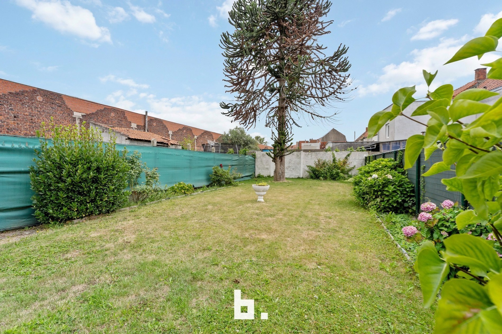 Op te frissen gezinswoning met zonovergoten tuin, garage en oprit/uitweg! - foto 4