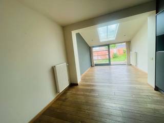 Assebroek, leuk ENERGIEZUINIG gezellig instapklaar woonhuis met 3 SLAAPKAMERS en tuintje<br />Omvat: Ruime lichtrijke living met PLANKENVLOEREN en open ingerichte keuken, uitgevend op tuintje met houten tuinberging.<br /> 1é Verd: overloop, mooie slaapkamer, grote badkamer met ligbad en dubbele lavabo, plaats voor wasmachine en droogkast.<br /> Dakverdiping , 2 slaapkamers.<br />Centrale verwarming met nieuwe condensatiebrander( 2025) op aardgas, dubbel glas.