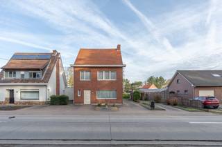 <strong>Te renoveren woning met 3 slpk's op ruim perceel te Beerse</strong><br />148m² bewoonbare opp. | 1631m² perceelopp. | EPC: F-label | 3-4 slaapkamers<br /><br /><strong>Indeling: </strong><br />We betreden deze woning via de inkomhal, dewelke toegang biedt tot de keuken. Via de keuken bereikt men zowel de ruime woonkamer als de badkamer. De badkamer is voorzien van een ligbad, toilet en wastafel. Aansluitend op de woonkamer bevindt zich de veranda met zicht op de tuin. <br /><br />Op de eerste verdieping bevinden zich 3 volwaardige slaapkamers en een praktische bureau/bergruimte. <br /><br />Verder beschikt de woning over een ruime bergzolder en een kelderberging. <br /><br /><strong>Algemeen:</strong><br />- EPC: F-label (632 kWh/m² jaar)<br />- Groot perceel van 1.631m²<br />- Ramen reeds voorzien van PVC-profielen en dubbel glas<br />- Garagebox