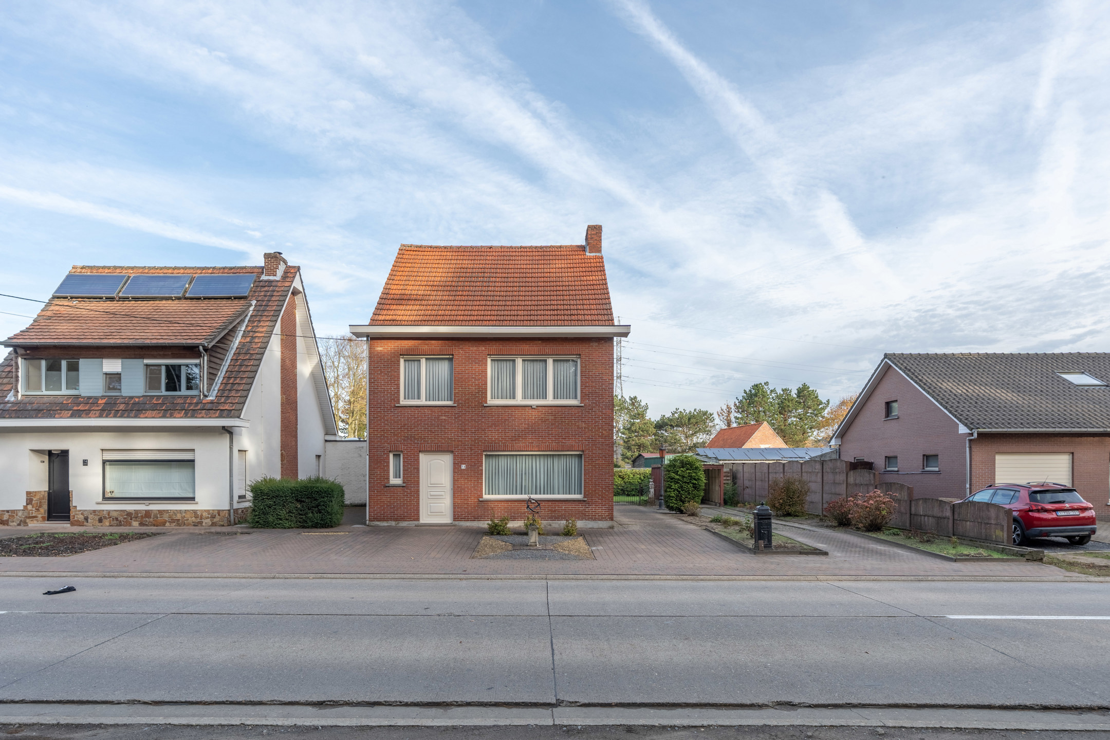 Te renoveren woning met 3 slpk's op ruim perceel te Beerse - foto 1