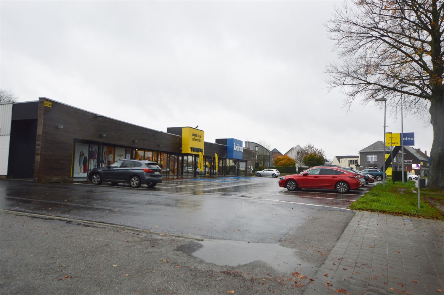 TOP GELEGEN BAANWINKEL MET PARKING NAAST IXINA EN TORFS, nabij BURGER KING & MC DONALDS - foto 4