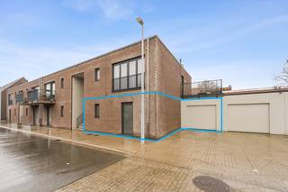 <strong>Roeselare-Centrum – UNIEK woonconcept gelijkvloers appartement met tuin, terras &amp; garage in hippe wijk OVERSTATIE</strong><br /><br />Welkom in OVERSTATIE, dé trendy en opkomende stadswijk van Roeselare! In deze recente <strong>nieuwbouw (2014)</strong>, gelegen in een rustige doodlopende straat, voelt het meteen als thuiskomen. Op wandelafstand van het station, de Ooststraat en Cityscoop combineert deze woonst het beste van rust én stadsleven.<br /><br /><strong>Dit gelijkvloers appartement </strong>met 2 slaapkamers biedt een verrassend ruim en luchtig gevoel. Via de aangename inkomhal (met aparte nutsruimte) kom je in de <strong>gezellige leefruimte</strong> met open, volledig uitgeruste keuken en extra berging. Grote raampartijen zorgen voor veel licht en een vlotte verbinding met buiten.<br />Buiten genieten? Absoluut! Het zonnige terras en de<strong> zuidgerichte tuin</strong> zijn niet alleen rustgevend, maar ook zeer onderhoudsvriendelijk. Een aparte tuinberging is eveneens voorzien.<br /><br /><u>De indeling omvat verder:</u><br />- een ruime slaapkamer en een tweede (kleinere) slaapkamer/dressing<br />- een moderne badkamer met grote inloopdouche en stijlvol lavabomeubel<br />- een apart hangtoilet<br /><br />🚗 Extra comfort &amp; ruimte<br />De zeer ruime, diepe garage met rechtstreekse toegang tot de tuin én een extra staanplaats vooraan bieden plaats aan 2 wagens — een absolute meerwaarde in het centrum.<br /><br />💡 Interessante investering of zorgeloos wonen<br />Laag EPC: 126 → energiezuinig wonen<br />Elektriciteit conform gekeurd<br />Lage syndicuskosten<br />Zonnescreens<br /><br /><strong>Realistische huurprijs: ± €750/maand</strong><br /><br />🚗 Garage verplicht bij aan te kopen: €25.000<br /><br />Betaalbaar, instapklaar en klaar om ontdekt te worden.<br /><strong>Een unieke kans voor koppels, alleenstaanden of investeerders die op zoek zijn naar een zorgeloze aankoop op toplocatie.</strong><br /><br />👉 Kom kijken en laat je verrassen!  Bel ons nu 051/62 40 40