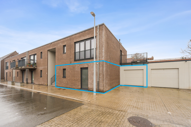 Roeselare-Centrum – UNIEK woonconcept gelijkvloers appartement met tuin, terras &amp; garage in hippe wijk OVERSTATIE - foto 2