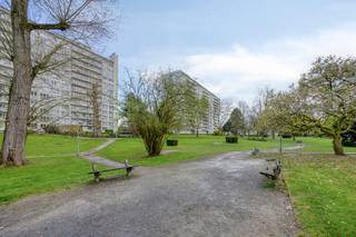 <p>immo DAVID stelt voor: instapklaar 2-slaapkamerappartement met terras en open zicht!<br /><br />Dit lichtrijke appartement van 72 m² bevindt zich op de vijfde verdieping en combineert comfort met een aangenaam uitzicht. De ruime leefruimte van 33 m² vormt het hart van de woning en biedt voldoende plaats voor een gezellige zithoek en eetruimte.</p>
<p>Het appartement beschikt over twee slaapkamers van respectievelijk 13 m² en 8 m², beide voorzien van dubbele beglazing. Ideaal voor een koppel, klein gezin of als combinatie van slaap- en bureauruimte. Verder zijn er een handige ingebouwde kast, een nette badkamer met inloopdouche en een apart toilet.</p>
<p>Dankzij de PVC-ramen met dubbele beglazing geniet je van een goede isolatie. Het gunstige EPC-label draagt bovendien bij aan een energiezuinig en betaalbaar wooncomfort.</p>
<p>Het recent vernieuwde, oostgerichte terras van 7 m² is een echte meerwaarde: perfect om ’s ochtends van de zon te genieten met een mooi uitzicht.</p>
<p>De ligging is een absolute troef, met vlotte verbindingen naar de Ring en in de nabijheid van UZ Jette, scholen, openbaar vervoer, winkels, de fietssnelweg en het Laarbeekbos.</p>
<p>Kortom, een verzorgd en praktisch appartement op een strategische locatie.</p>
<p>Bestuursmaatregelen in het maatregelenregister: in aanvraag.</p>