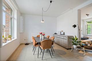 <p>Op een prachtig perceel van 846 m² vind je deze warme en charmante gezinswoning, omgeven door rust, natuur en een open gevoel dat meteen uitnodigt om te genieten van het buitenleven. Met 124 m² bewoonbare oppervlakte, een ruime indeling en een grote tuin met schuilhok voor dieren is dit een ideale thuis voor wie landelijk wil wonen zonder in te boeten aan comfort of bereikbaarheid.<br /><br />Gelijkvloers<br />Ruime woonkamer met zicht op de groene omgeving, perfect voor gezellige avonden en ontspannen familiemomenten.<br /><br />Ingerichte keuken die aansluit op de leefruimte, ideaal voor wie houdt van koken en samen tafelen.<br /><br />Badkamer met inloopdouche en toilet.<br /><br />Garage met extra opbergmogelijkheden.<br /><br />Werkplaats, ideaal voor hobbyisten, zelfstandigen of wie graag creatief bezig is.<br /><br />Grote tuin met schuilhok voor dieren, een absolute troef voor gezinnen, dierenliefhebbers of wie droomt van een eigen stukje natuur.<br /><br />Verdieping<br />Drie volwaardige slaapkamers.<br /><br />Nachthal met bureel, ideaal als werkplek, studeerhoek of rustige leesruimte.<br /><br />Buitenruimte<br />De tuin is een echte blikvanger: ruim, groen en boordevol potentieel. Perfect voor dieren, speelruimte, moestuin, ontspanning of toekomstige uitbreidingen. Dankzij de perceelbreedte geniet je van privacy en een open, landelijk gevoel.<br /><br />Ligging<br />Hoewel de woning landelijk gelegen is, geniet je van een uitstekende verbinding naar Kortrijk, Brugge, diverse invalswegen en de autostrade. Rustig wonen met alle voorzieningen binnen handbereik.<br /><br />Voor meer info of een bezoek, contacteer Bruno 0496 2345126 of bruno.vanthuyne@acasa.immo</p>