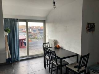 Ontdek dit charmante appartement met één slaapkamer, gelegen op Torenstraat 25 in Zandhoven. Dit instapklare pand, met een gunstige EPC-score B, biedt een comfortabele en moderne woonervaring. De lichte woonkamer, met zijn schuine daklijnen en een groot raam, creëert een gezellige sfeer.<br /><br />De open keuken is volledig uitgerust met moderne apparatuur en biedt voldoende werk- en opbergruimte. Aansluitend aan de leefruimte is er een eetgedeelte dat uitkijkt op het ruime terras. Dit terras, met een prachtig uitzicht over de omgeving, is de perfecte plek om te ontspannen of buiten te dineren.<br /><br />Met één slaapkamer is dit appartement ideaal voor singles, young professionals. De praktische indeling en de goede staat van onderhoud maken dit een aantrekkelijke woongelegenheid. Mis deze kans niet om te wonen in een fijne en energiezuinige woning.