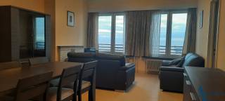 Dit praktisch gelijkvloers appartement is gelegen op een unieke locatie aan zee. Het directe contact met de promenade maken dit appartement bijzonder...