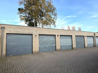 Super gelegen gelijkvloersappartement ingedeeld als volgt: inkomhal met mogelijkheid voor vestiaire en toilet met wastafel, dubbele deur naar ruime woonkamer aan de achterzijde met praktisch ingerichte keuken, bergruimte met aansluiting voor wasmachine en droogkast, 2 slaapkamers aan de voorzijde, ruime badkamer met dubbele lavabo in meubel, douche &amp; ligbad.<br />Extra plusjes: ruim omheind terras, garage met automatische poort, extra parkeergelegenheid voor de deur - beschikbaar per 1/12/2025 - gem. provisie: € 50,-/m <br />EPC 193kWh/m² - UC 2639582 <br /><br /> 