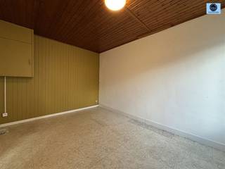 <p><span>WONING MET 2 SLAAPKAMERS EN TUIN IN RUSTIGE OMGEVING</span></p><p><span>Richtprijs 125.000 euro</span></p><p><span> </span></p><p><span>Deze woning is gelegen in een rustige straat en op wandelafstand van het recreatiedomein De Gavers en openbaar vervoer.</span></p><p><span>De woning is als volgt ingedeeld: op de gelijksvloer treft u de living en eetruimte, de keuken met oven, kookplaat, dampkap en frigo.</span></p><p><span>Verder treft u nog een toilet.</span></p><p><span>Op de eerste verdieping treft u 1 slaapkamer en een andere slaapkamer met douche en lavabo.</span></p><p><span>De zolder is toegankelijk via een vaste trap. Deze ruimte kan ingericht worden als bijkomende slaapkamer.</span></p><p><span>Buiten treft u nog een tuin met tuinhuis.</span></p><p><span>De woning beschikt over dubbele beglazing in PVC met uitzondering van de 2 dakvensters. </span></p><p><span> </span></p><p><span>Stedenbouwkundig uittreksel/inlichtingen in aanvraag!</span></p><p><span>Voor meer info of bezoek bel 0472/29.25.04 of stuur een email naar <span>louis@svena.be</span></span></p><p><span>Deze gegevens zijn louter informatief en wij kunnen niet aansprakelijk gesteld worden voor eventuele onjuistheden.</span></p><p><span>De bewoonbare oppervlakte is slechts indicatief.</span></p>