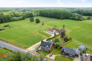 Op een goede locatie te Bonheiden bevindt zich deze open bebouwing met 4 slaapkamers en ruime garage op een schitterend perceel van 2888 m². U geniet hier van een uitstekende bereikbaarheid nabij enkele belangrijke invalswegen en bevindt zich tegelijk vlakbij het centrum van Peulis met winkels, eet-en drankgelegenheden, scholen en het openbaar vervoer op wandel- en fietsafstand.<br /><br />We betreden de woning via de inkomhal. De open leefruimte geniet van een mooie lichtinval door de vele raampartijen. U kunt deze inrichten met een aparte eetplaats en een gezellige zithoek. Vanuit de leefruimte betreden we de keuken die uitgerust is met de voornaamste toestellen. Aansluitend bevindt zich de badkamer, voorzien van douche, toilet en dubbel lavabomeubel. Het gelijkvloers beschikt verder nog over een apart toilet aan de achterzijde, een ruime inpandige garage, een grote wasplaats/berging en een eerste slaapkamer, die u tevens kunt inrichten als bureauruimte. Vanuit de aangebouwde veranda heeft u een leuk zicht op de goed georiënteerde tuin, waar u in alle rust en privacy kan genieten van het goede weer. De nachthal op de eerste verdieping geeft ons toegang tot 3 ruime slaapkamers en een stockageberging. Tenslotte is deze woning deels onderkelderd.<br /><br />Dit is een uitstekende opportuniteit als u op zoek bent naar een vrijstaande woning met 4 slaapkamers en ruime tuin op een mooi perceel van 2888 m² in Bonheiden. Contacteer ons voor meer informatie op het nummer 0497 14 67 97 of via info@boonstravastgoed.be <br /><br />Bijzonderheden: <br />- 4 slaapkamers<br />- Perceel 2888 m²<br />- Inpandige garage 