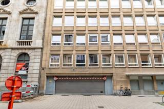 Interessante autostaanplaats in een verzorgd gebouw, centrum stad: nabij Hopland, de Meir en Frankrijklei. Handige inrit via Kipdorpvest, geen autolift, geschikt voor alle personenwagens, SUV's, bestelwagens tot max 1,82m hoogte. <br />Bereikbaar via een automatische poort en brede helling<br />Onmiddellijk beschikbaar bij akte. <br />Vraagprijs: € 38.500 (parking: +1 plaats 124)