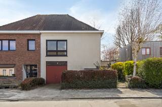 À la frontière entre Merelbeke-Melle et Gentbrugge, dans la paisible Gebroeders Dechampsstraat, vous trouverez ce bâtiment mitoyen de caractère datant de 1974. Située sur un terrain de 425 m² et d'une surface habitable de pas moins de 220 m², cette maison offre une opportunité unique pour ceux qui recherchent de l'espace, de la lumière et des opportunités.La maison dégage le charme typique des années 70, avec ses grandes fenêtres qui laissent entrer beaucoup de lumière naturelle. Les espaces de vie sont extrêmement spacieux, tant au rez-de-chaussée qu'au premier étage, et peuvent être aménagés de manière flexible selon vos goûts et vos besoins.Il y a actuellement 3 chambres complètes et une salle de bain. Le grenier très spacieux offre également de nombreuses possibilités d'agrandissement et peut être parfaitement transformé en pièces supplémentaires, en bureau ou en salle de loisirs. Comme atout supplémentaire, la maison dispose d'une agréable terrasse sur le toit où vous pourrez profiter pleinement du soleil.Le jardin orienté plein sud complète le tableau et constitue l'endroit idéal pour se détendre en toute quiétude.Bien que la maison puisse être rénovée, elle constitue la base idéale pour ceux qui souhaitent réaliser leur propre projet de logement. Avec quelques rénovations et rafraîchissements ciblés, tels qu'une nouvelle cuisine et une isolation supplémentaire, cela peut sans aucun doute devenir un véritable joyau.Bref, une maison de caractère, spacieuse et dotée d'un énorme potentiel dans un excellent emplacement près de Gand.Registre des mesures: non