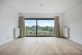 Wonen op de derde verdieping van residentie 'Blaisantpark' betekent kiezen voor een doordachte balans. Het project is gebouwd met kwalitatieve materialen en aandacht voor een functionele indeling. De residentie geniet van een bijzonder gunstige, groene ligging met de Rabot- en Tondelierparken in de directe omgeving. Het historisch centrum bevindt zich op slechts 1 km en ook winkels, scholen en supermarkten vindt u op wandelafstand. <br /><br />Via de inkomhal met vestiaireruimte en gastentoilet stapt u binnen in de leefruimte. Wat hier meteen opvalt, is het vele natuurlijke licht en de warme uitstraling van de houten vloer. Een groot schuifraam verbindt de woonkamer naadloos met het terras van 10 m², een rustgevende plek die aanvoelt als een verlengstuk van uw interieur.<br /><br />De strakke, open keuken is volledig uitgerust en gaat mooi op in het geheel. Erg handig is de extra berging: zo staan uw wasmachine en droogkast netjes uit het zicht.<br /><br />Verder telt dit appartement twee slaapkamers, waarvan één geniet van een balkon. De badkamer is voorzien van een grote inloopdouche en een dubbele lavabo. Tot slot beschikt u over een eigen kelderberging voor extra opslagruimte.<br /><br />Optioneel kan u een staanplaats aankopen voor 25.000 euro. <br /><br />Vraag vandaag nog uw bezoek aan! <br /><br />Bestuursmaatregelen in het maatregelenregister: nee<br /><br />Deze AI-visualisaties zijn bedoeld als inspiratie. Er werd geen rekening gehouden met technische specificaties, stedenbouwkundige voorschriften of de concrete mogelijkheden tot realisatie.