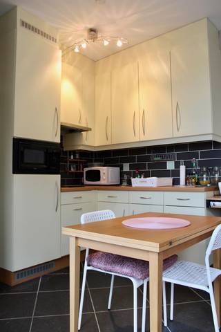 Deze studentenkamer op de eerste verdieping omvat eigen een keuken, eigen aparte badkamer met douche, wastafel en toilet. In de leefruimte is er ruimte om een bed te plaatsen. Lichtrijk en modern appartement met afgesloten fietsenstalling op het gelijkvloers. Beschikbaar vanaf september 2025. Exclusief water, elektriciteit en internet. GEEN DOMICILIE MOGELIJK! Contacteer ons voor een bezoek!