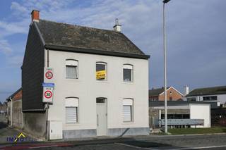 De woning beschikt over een ruime en <strong>gezellige leefruimte met houthaard</strong>, ideaal voor knusse avonden. De volledig <strong>ingerichte keuken</strong> sluit mooi aan op de leefruimte.<br />De <strong>veranda</strong> is een echte troef en ideaal om te genieten tijdens de tussenseizoenen.<br />Op het gelijkvloers bevindt zich de <strong>eerste badkamer met douche</strong> en een zeer ruime berging.<br />Via de trap bereikt u het tussenverdiep, waar de <strong>tweede badkamer</strong> is voorzien van een wastafel en <strong>ligbad</strong>.<br /><br />Op de eerste verdieping bevinden zich <strong>drie mooie slaapkamers</strong>, waarvan één met aansluitende dressingruimte.<br />Daarnaast zijn er een <strong>droge kelder</strong> en een <strong>zolder</strong> aanwezig.<br /><br />De tuin biedt een <strong>aangenaam terras</strong>, voldoende <strong>tuinberging</strong> en een <strong>oprit, afgesloten met een poort</strong>.<br /><br />De woning werd door de jaren heen energetisch gerenoveerd. In een laatste fase zullen nog verdere dakisolatiewerken worden uitgevoerd. Na voltooiing hiervan zal een nieuw energieprestatiecertificaat (EPC) worden opgemaakt. Het huidige EPC dateert van vóór deze energetische verbouwingen en weerspiegelt bijgevolg niet de huidige toestand van de woning.<br /><br />Een ideale woning voor wie comfort, charme en ruimte weet te waarderen.<br /><br /><strong>Huurprijs: € 930 / maand</strong><br /><br /><strong>Beschikbaar vanaf 1 april</strong><br /><br />Bezoek inplannen? Bel 052 690 691.