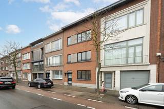 Algemeen<br />Deze woning werd in 2024/2025 volledig gerenoveerd volgens de hedendaagse normen. Met een bewoonbare oppervlakte van ca. 256 m² en een grondoppervlakte van ca. 240m² is dit een zeer ruime en veelzijdige woning met tal van troeven.<br />Ligging<br />Zin in een wandeling? Op korte afstand vindt u de hippe cafés, restaurants, het Te Boelaerpark en Boekenbergpark. Ook bussen en trams stoppen op wandelafstand, waardoor de bereikbaarheid uitstekend is.<br /><br />Indeling<br />U betreedt de woning via de inkomhal die toegang geeft via twee deuren tot de riante leefruimte. Dankzij de twee deuren is het mogelijk nog een praktijkruimte of fietsenstalling te creëren in de voorkamer. Verder doorlopend komt u in de eetkamer met open, hyper- geïnstalleerde keuken. Dankzij de vide is er zeer veel lichtinval en heeft deze woning veel karakter. Via de schuifdeur heeft u toegang tot de ruime O-tuin van 140m². Op het glv is er nog een apart toilet een technische ruimte. De eerste verdieping bestaat uit 2 ruime slaapkamers, een wasruimte, een badkamer met ligbad en douche, alsook een grote kamer die dienstdoet als dressing of bureau.<br />Op de tweede verdieping bevinden zich twee zeer ruime slaapkamers, een kinderkamer en een douchekamer.<br />De kelder is 70m², kan u ruimschoots in rechtstaan, is geïsoleerd en droog (ideale mancave?).<br /><br />De woning beschikt verder over zonnepanelen en heeft een uitzonderlijk EPC A label!