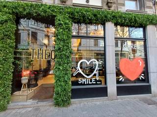 De stijlvolle horecazaak "Bar Theo" biedt sinds kort een pop-uplocatie aan in deze horecazaak. Bar Theo is een gevestigde Antwerpse waarde en is ideaal gelegen in het beste deel van de gekende winkelstraat Nationalestraat. De winkel is omgeven door tal van andere zaken waaronder "Sissy Boy", "Closed", "Dries Van Noten", "American Vintage" en is gelegen tegenover het Mode Museum.<br /><br />De beschikbare ruimte is instapklaar en heeft een oppervlakte van +/- 45 m². Ook sanitair is aanwezig. Het betreft een all-in prijs, waardoor er geen extra maandelijkse kosten zijn. De ruimte is beschikbaar tot 01/09/2026. <br />Makelaarscommissie ten laste van de huurder.<br /><br />Meer info, binnenkijken of een bezoek? Wees er snel bij!