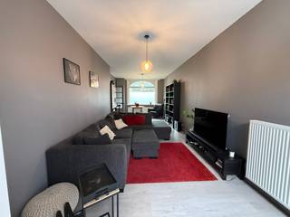 Deze recent gerenoveerde woning in de Harelbekestraat is ideaal gelegen voor wie centraal in Gent wil wonen. De woning bevindt zich op wandelafstand van UZ Gent en geniet daardoor van een uitstekende ligging, met winkels, openbaar vervoer en andere voorzieningen in de nabije omgeving.
Bij het binnenkomen kom je terecht in een aangename inkomhal die toegang geeft tot de ruime leefruimte. Dankzij de dakkoepel valt er bijzonder veel natuurlijk licht binnen, wat zorgt voor een warme en lichtrijke sfeer. Achteraan de woning bevindt zich de keuken, met aansluitend de vernieuwde badkamer, voorzien van een douche en lavabo. Ook het toilet bevindt zich op dit niveau. Verder beschikt de woning over een kleine kelderberging, ideaal voor het opbergen van fietsen, voorraad of andere spullen.
Op de eerste verdieping bevinden zich twee ruime slaapkamers die voldoende mogelijkheden bieden voor een gezin, koppel of wie graag over een extra kamer beschikt. Via de trap bereik je de zolderkamer, die dankzij het aanwezige Velux-raam perfect kan worden ingericht als derde slaapkamer, bureau, hobbyruimte of extra leefruimte.
Als extra troef beschikt de woning over een gezellig klein stadstuintje, een aangename plek om buiten te zitten en te genieten van wat rust midden in de stad.
Kortom, deze woning combineert een recente renovatie, aangename leefruimtes, drie mogelijke kamers en een uitstekende centrale ligging op wandelafstand van UZ Gent. Een ideale thuis voor wie comfortabel en centraal in Gent wil wonen.