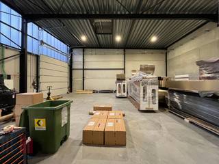 Strategisch gelegen KMO-unit met een oppervlakte van 365 m² te huur met uitstekende <strong>visibiliteit </strong>langs de Mechelsesteenweg. De site is vlot bereikbaar met een directe aansluiting op de <strong>N41</strong>. Via deze weg bereikt u in enkele minuten de E17 (op- en afrit Lokeren), wat zorgt voor een uitstekende verbinding richting Gent en Antwerpen.<br /><br />De beschikbare ruimte omvat een magazijn van 305 m², waarvan 60 m² mezzanine ideaal voor extra opslagruimte of als kantoor. Daarnaast heeft het magazijn een vrije hoogte van 6 meter en is toegankelijk via een sectionale poort en een afzonderlijke toegangsdeur. De KMO-unit is voorzien van een lichtrijke kantoorruimte van 60 m², een kitchenette en sanitair voorziening. Tevens zijn er <strong>4 privatieve parkeerplaatsen</strong> aanwezig. <strong>Onmiddellijk beschikbaar</strong>!<br /><br />Heeft u interesse of wenst u graag meer details over dit aanbod? Neem contact op met Gill voor bijkomende (technische) inlichtingen, plannen of een vrijblijvend plaatsbezoek via <strong>0477 06 30 30.</strong>