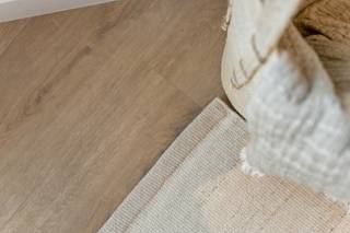 <p>Op een toplocatie middenin het kloppende hart van ’t stad – strategisch gelegen tussen Zurenborg en het bruisende centrum vind je achter deze authentieke, art-decogevel, op de tweede verdieping, een volledig vernieuwd appartement terug. Deze werd tot in de puntjes afgewerkt met een oog voor stijl, detail én duurzaamheid. Bovendien maakte men enkel gebruik van kwaliteitsvolle materialen met zowel een trendy uitstraling, dit komt volledig tot zijn recht in de lichtrijke leefruimte met aangrenzend de open keuken. Dankzij hoogwaardige toestellen, een warme houtkleurige bekleding én een marmeren-look werkblad is deze keuken een plek waar design en comfort perfect hand in hand gaat! Verder beschikt dit appartement over 2 slaapkamers en uiteraard een badkamer die werd uitgerust met een inloopdouche, dubbele lavabo in meubel en een praktische handdoekradiator – dit alles in een stijlvol jasje met verfijnde zwarte accenten. Als kers op de taart heb je hier toegang tot een terras van 10 m² waar je volledig tot rust kan komen in het hele stadsgebeuren.</p>
<p><strong>Technische gegevens:</strong> Beging met aansluitingen voor was- en droogmachine + kelderberging aanwezig! Ventilatie, centrale verwarming op gas (individueel) via een condenserende ketel, driedubbele beglazing in PVC.</p>
<p><strong>Stedenbouwkundige inlichtingen en bodemattest aanwezig. Asbestveilig! Bevindt zich niet in een risicozone voor overstromingen (P- en G-score D). Renovatieverplichting niet van toepassing.</strong></p>