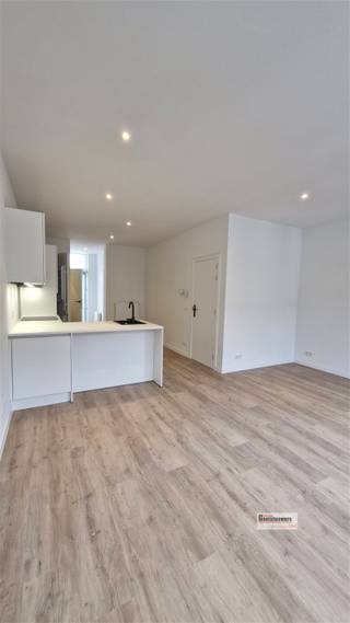 <p><span>Volledig gerenoveerd appartement op zeer centrale locatie met  terras en 1 slaapkamer.</span></p><p><span> </span></p><p><span>Eerste bewoning na renovatie. </span></p><p><span>Overal dubbele beglazing. </span></p><p><span> </span></p><p><span>Indeling:</span></p><p><span> </span></p><p><span>op de eerste verdieping gelegen vinden we deze pas gerenoveerd appartement. Via de authentieke traphal komen we in de leefruimte op </span></p><p><span>vinylparket. Met een open keuken in de lichte leefruimte.  De keuken heeft een inductie-kookplaat, een vaatwasser, ijskast/diepvries, combi-oven</span></p><p><span>en een lavabo. Alle toestellen van Siemens. Achteraan is er een slaapkamer met aanpalende badkamer met inloopdouche. Er is een apart toilet en een</span></p><p><span>technische ruimte. Een terras op bankirai maakt het geheel af.</span></p><p><span> </span></p><p><span> </span></p>