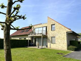 omvattende een inkomhal met vestiaire en apart toilet, ruime living, modern ingerichte open keuken, nachthal, moderne badkamer, 2...