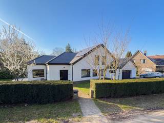 VOLLEDIG GERENOVEERDE VILLA (2025) met UITZONDERLIJK WOONVOLUME van ca. 312m² en maar liefst 6 SLAAPKAMERS, ideaal voor GROTE GEZINNEN of wie...