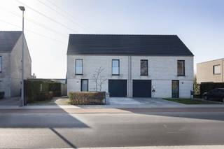 In de www.honzebroekstraat155.be (url kopiëren en plakken indien doorklikken niet lukt) in Roeselare stellen we jou graag deze instapklare woning voor.  De woning werd nieuw gebouwd in 2018 en werd tussentijds zeer goed onderhouden. Mede dankzij de halfopen bebouwing en de goede oriëntatie is er een lichtrijke leefruimte met open keuken. Verder zijn er 3 slaapkamers, badkamer met ligbad én douche, 2 toiletten, berging, garage, grote bergzolder, tuinberging, ... En in de tuin en op de stijlvolle terras is het eveneens aangenaam vertoeven. <br /><br />HOMERUN: Op zondag 29 maart ben je van harte welkom op de Homerun. Via www.honzebroekstraat155.be kan je een afspraak inplannen. Eveneens via de website verneem je veel meer, zoals een uitgebreide omschrijving, foto's, 360° rondgang, documenten, …  <br /><br />KICK-OFF PRIJS: De vermelde prijs is een Kick-Off prijs waarop een eenmalig bod kan uitgebracht worden (zowel boven als onder de Kick-Off prijs). Dankzij het kwaliteitslabel van Henry Houser ben je zeker dat de biedingen correct verlopen zonder dat er een opbodspel gehouden wordt! Over de transparante procedure is alles te lezen op de website van de woning.  <br /><br />EXTRA BEZOEK: Mocht je op 29 maart niet vrij zijn, geef dan gerust een belletje om een afspraak in te plannen op een ander moment. <br /> <br />Groeten, Hendrik van Henry Houser.<br /> 