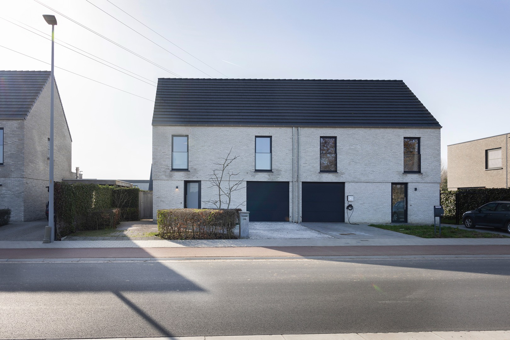 Jonge halfopenwoning met inpandige garage en aangename tuin. - foto 1