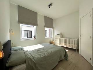 IN OPTIE
Gerenoveerde eengezinswoning in centrum Lier.
Zoek je een instapklare en kwalitatief afgewerkte woning op een toplocatie in het hart van Lier? Deze mooie eengezinswoning ligt in een doodlopende straat binnen de stadsvesten, met het station, bushalte, scholen, winkels en gezellige horeca op wandelafstand. De Ring van Lier bereik je binnen 5 minuten met de wagen.
Deze woning werd in 2019 kwalitatief gerenoveerd met oog voor detail en is volledig instapklaar.
Indeling van de woning:
Gelijkvloers:
Stijlvolle inkomhal met een smeedijzeren glazen deur die toegang biedt tot de lichtrijke leefruimte. De open, volledig geïnstalleerde keuken vormt een mooi geheel met de leefruimte. Achteraan bevindt zich een praktische berging en toilet. Aansluitend aan de leefruimte vind je een gezellig stadstuintje met een ideale balans tussen zon en schaduw. Daarnaast beschikt de woning over een kleine kelder.
Eerste verdieping:
Ruime slaapkamer en een riante badkamer uitgerust met een inloopdouche, ligbad, dubbele lavabo, toilet en ingemaakte kasten (inclusief een discrete aansluiting voor wasmachine en droogkast).
Tweede verdieping:
Volledig afgewerkte zolderverdieping met nog twee volwaardige kamers, perfect te benutten als extra slaapkamers, hobbyruimte of thuiswerkplek.
Troeven op een rij:
- Kwalitatief gerenoveerd in 2019 en volledig instapklaar
- Toplocatie binnen de stadsvesten, in een doodlopende straat
- Gunstig EPC
- Kwalitatieve materialen en een onderhoudsvriendelijk stadstuintje
Interesse of een bezoek plannen? Kom deze woning zelf ontdekken tijdens onze kijkdag op 5 september 2026.
Neem voor meer informatie of het vastleggen van een tijdslot contact op via:
E-mail: rolwagenstraat18@gmail.com
Telefoon: 0473 37 18 39
