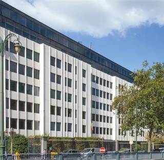 Bureaux à louer idéalement situés à côté Arts-loi et du Parc de Bruxelles. Proximité avec la Gare Centrale et la quartier européen. Nombreux commerces/restaurants dans les environs.<br />Facilement accessible par les transports en communs.<br />Parking disponible: 2.000 €/emplacement/an (hors taxes 37 €/emplacement/an).<br />Archives disponibles: 125 €/m²/an.