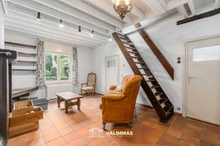 VALIMMAS verkoopt deze welgelegen en charmante woning met garage en mooie tuin....
Deze instapklare woning omvat op het gelijkvloers een inkomhal, een toilet, een slaapkamer of bureel, een living met inbouw gashaard, een eetkamer, een ruime ingerichte keuken, een veranda met glazen schuifwanden, een wasplaats, een badkamers met inloopdouche, en een garage.
De ingerichte dakverdieping herbergt een overloop met bureelruimte, twee ruime slaapkamers, en een zolder (eventueel ook nog verder in te richten).
Er is tevens een kelder beschikbaar.
Inclusief 22 zonnepanelen (8x op hoofddak + 4x op veranda + 10x op garage – 3 omvormers - 6,9 kWp)
Vrij rustig gelegen in een doodlopende straat aan de rand van het centrum. Prima Mobiscore = 8,8/10. Op wandelafstand van park Waalborre, sportcomplex & zwembad, station, bushalte, winkels, scholen…