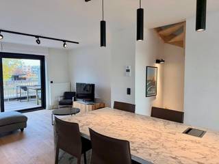 Deze stapelwoning bevindt zich in Oostduinkerke dorp, vlakbij de winkels en het openbaar vervoer. Indeling: inkomhal, gastentoilet; zeer ruime...