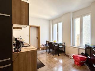 <p>À vendre : appartement moderne une chambre au centre d’Ath<br /><br />Situé Rue des Récollets à Ath, à distance de marche de la gare et du centre-ville, cet appartement moderne datant de 2012 offre un cadre de vie pratique et agréable.<br />Avec une superficie habitable de 93 m², le bien combine espace et luminosité, tout en bénéficiant d’un emplacement privilégié à proximité des axes N56 et N7.<br /><br />Ce qui rend ce bien unique?<br />Cet appartement baigné de lumière se distingue par sa finition contemporaine et ses hauts plafonds, procurant une agréable sensation d’espace.<br />Le séjour bénéficie d’une belle luminosité naturelle, et le chauffage central au gaz assure un confort optimal tout au long de l’année.<br />Avec un certificat PEB de niveau B, il se veut économe en énergie et prêt à être habité immédiatement.<br /><br />Pour qui est-il idéal ?<br />Parfait pour ceux qui souhaitent vivre au cœur d’Ath, dans un emplacement pratique à proximité de la gare et des principaux axes routiers.<br />Un choix idéal pour les personnes seules ou les couples à la recherche d’un appartement moderne alliant confort et accessibilité.<br /><br />À vendre via Immo Beguin, votre expert immobilier depuis 2009.<br />Bureaux à Ronse, Waregem, Courtrai, Deinze, Tournai et Lessines.<br /><br />infos ? lena@immobeguin.be</p>