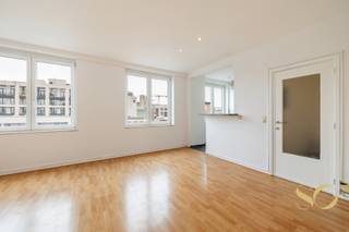 In het prestigieuze Monnaie Building, aan de Wolvengracht, stelt So Estates u deze lichtrijke studio op de 8e verdieping met lift ontdekken. Het pand bestaat uit een woon-/eetkamer van 29 m² die baadt in het licht dankzij de grote ramen met een mooi open uitzicht over de stad, een bureau van 8 m², een uitgeruste keuken van 6,5 m², een badkamer met dubbele wastafel en ligbad van 6,5 m², een afzonderlijk toilet en een inkomhal met kastruimte. Het pand beschikt over vloerverwarming, PVC-ramen met dubbele beglazing, een lift en een dak dat in 2025 volledig werd gerenoveerd en geïsoleerd. Op technisch vlak heeft het pand een EPC-label E en is de elektrische installatie niet conform. De lasten bedragen 216€ per maand (gemeenschappelijke delen, syndicus, verzekering, privatief water en verwarming), aangevuld met 83 € per maand voor het reservefonds. De onroerende voorheffing bedraagt 1.087 €. Mogelijkheid tot aankoop van een autostaanplaats in de Zandstraat. Ideaal gelegen op een steenworp van het Muntplein, het openbaar vervoer, de winkels en alle voorzieningen van het stadscentrum, vormt dit goed een mooie opportuniteit in het hart van Brussel. IDEAAL VOOR IEDEREEN.
