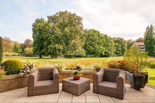 Dit ruime gelijkvloerse appartement biedt een aangename combinatie van leefruimte, lichtinval en zicht op het omliggende groen. De parketvloeren, grote raampartijen en het ruime terras zorgen voor een open en comfortabel geheel.<br /><br />Via de inkomhal op tegelvloer betreedt u het appartement. Hier bevinden zich een ingemaakte vestiaire en een afzonderlijk gastentoilet met handenwasser. <br /><br />Verder komt u in de ruime open leefruimte op parket, met een zithoek en eetkamer. De grote raampartijen zorgen voor veel natuurlijk licht en geven uit op het park. Vanuit de leefruimte is er rechtstreeks toegang tot het terras, dat voldoende plaats biedt voor zowel een eettafel als een zithoek.<br /><br />De keuken is volledig uitgerust en voorzien van alle nodige toestellen. Ook van hieruit is er rechtstreekse toegang tot het terras. Aansluitend bevindt zich een praktische berging/wasplaats.<br /><br />Het appartement beschikt over 2 slaapkamers en 2 badkamers. De eerste slaapkamer is afgewerkt met parket en beschikt over een ingemaakte kast en een eigen balkon aan de noordzijde. Daarnaast bevindt zich een badkamer met douche, lavabo en toilet.<br /><br />De hoofdslaapkamer is eveneens afgewerkt met parket en beschikt over een eigen balkon en een ruime inloopdressing met ingemaakte kasten. De tweede badkamer is voorzien van een ligbad, douche, dubbele wastafel en toilet.<br /><br />Een ruim gelijkvloers appartement met twee slaapkamers, twee badkamers, meerdere buitenruimtes en een aangenaam zicht op het park.<br /><br />De verkoop richt zich in eerste instantie tot kopers die het appartement als opbrengsteigendom wensen aan te kopen, aangezien de huidige eigenaar de woning nog gedurende circa drie à vier jaar wenst te blijven bewonen.<br /><br />Het prachtige parkdomein 'De Wilaard' wordt gekenmerkt door zijn unieke stilte, rust, vijvers en prachtige bomenbestand. Het domein van ca 12ha is altijd perfect onderhouden en straalt een adembenemende schoonheid uit, het ganse jaar door. Desondanks zijn rustige ligging geniet het domein toch een uitstekende bereikbaarheid met het centrum en station van Kapellen op slechts 5 minuten wandelen. Ook alle voorzieningen, invalswegen en openbaar vervoer bevinden zich op een boogscheut.<br />Een buitengewone kans om te wonen in een luxueus appartement in de uiterste rust.