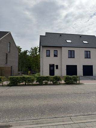 Prachtige afgewerkte en instapklare nieuwe villa<br /><br />Instapklare, energiezuinige woning in rustige groene omgeving<br /><br />Bent u op zoek naar een moderne, instapklare woning waar u enkel nog hoeft te verhuizen?<br />Deze prachtige nieuwbouwwoning combineert hedendaags wooncomfort met een rustige, groene ligging — ideaal voor gezinnen of koppels die ruimte en rust waarderen.<br /><br />Belangrijkste troeven:<br /><br />4 ruime slaapkamers<br /><br />Moderne keuken uitgerust met alle nodige toestellen<br /><br />Stijlvolle badkamer met inloopdouche en wastafel<br /><br />Lichtrijke leefruimte met zicht op de tuin<br /><br />Energiezuinig dankzij zonnepanelen, warmtepomp en uitstekende isolatie<br /><br />Oplaadpunt voor elektrische wagen<br /><br />Regenwaterput met recuperatiesysteem<br /><br />Volledig afgewerkt en instapklaar<br /><br />Rustige, groene omgeving met vlotte verbinding naar winkels, scholen en openbaar vervoer<br /><br />Deze woning biedt een perfecte combinatie van comfort, stijl en duurzaamheid.<br />Verhuizen was nog nooit zo eenvoudig — gewoon intrekken en genieten!<br /><br />Geen onnodige voorschotten tijdens bouwwerken, je ziet en merkt meteen ter plaatse wat je aankoop omvat!<br /><br />📞 Rechtstreeks te koop van de eigenaar – geen makelaarskosten.