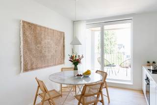 <p>Wonen in dé leukste buurt van Antwerpen?<br />Dan is dit appartement beslist iets voor u!</p>
<p>In de bruisende Zuidwijk, waar cultuur, gastronomie en gezelligheid samenkomen, ontdekt u dit stijlvolle appartement in een recent gerenoveerd gebouw. Achter de authentieke, charmante voorgevel schuilt een modern en verfijnd woonconcept, waarin comfort en energiezuinig wonen naadloos samenvloeien.</p>
<p>De ingang bevindt zich op de derde verdieping, waar u terechtkomt in de prachtige open leefruimte vol natuurlijk licht. Woonkamer, eetruimte en keuken vormen hier een harmonieus geheel, met aansluitend een inpandig terras waar u kan genieten van de buitenlucht. Verder beschikt deze verdieping over een volwaardige slaapkamer en een apart gastentoilet.</p>
<p>Via een interne trap bereikt u de vierde verdieping, waar zich de tweede slaapkamer en de stijlvolle badkamer bevinden, uitgerust met een ruime inloopdouche en wastafel met opbergmogelijkheden.</p>
<p>Kortom, een instapklaar en elegant appartement op toplocatie, ideaal voor wie comfortabel en stijlvol wil wonen in het levendige hart van ’t Zuid.</p>
<p>Interesse? Contacteer LISTED voor een bezoek: +32 3 283 51 51.</p>